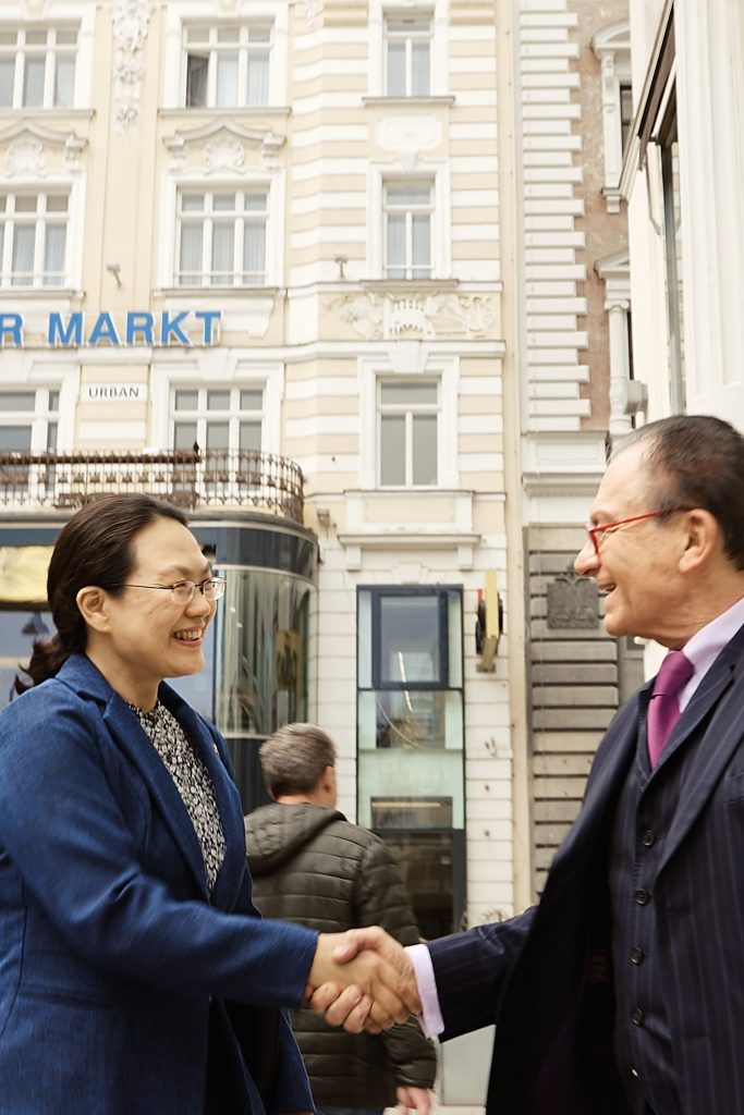 Prof. Dr. Georg Zanger gemeinsam mit der chinesischen Botschafterin in Wien, Frau Mei Cui 